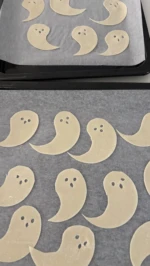 くせになるパリパリ感  #ハロウィンアイディア
#ハロウィンレッスン
#横浜パン教室 
#はまくま 
#はまくまパン 
#自宅パン教室 
#パン教室 
#ハロウィンのお化け
#餃子の皮で